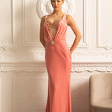 Derin Yaka ve Dekoratif Broş Detaylı Zarif Abiye Elbise – Şeftali