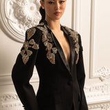 Taş Detaylı Ceket ve Uyumlu Bol Paça Pantolondan Oluşan Zarif Takım – Siyah