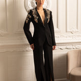 Taş Detaylı Ceket ve Uyumlu Bol Paça Pantolondan Oluşan Zarif Takım – Siyah
