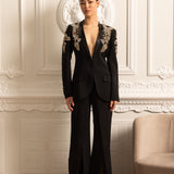 Taş Detaylı Ceket ve Uyumlu Bol Paça Pantolondan Oluşan Zarif Takım – Siyah