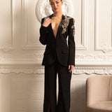 Taş Detaylı Ceket ve Uyumlu Bol Paça Pantolondan Oluşan Zarif Takım – Siyah