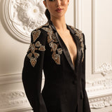 Taş Detaylı Ceket ve Uyumlu Bol Paça Pantolondan Oluşan Zarif Takım – Siyah