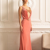 Derin Yaka ve Dekoratif Broş Detaylı Zarif Abiye Elbise – Şeftali