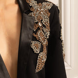 Taş Detaylı Ceket ve Uyumlu Bol Paça Pantolondan Oluşan Zarif Takım – Siyah