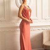 Derin Yaka ve Dekoratif Broş Detaylı Zarif Abiye Elbise – Şeftali