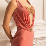 Derin Yaka ve Dekoratif Broş Detaylı Zarif Abiye Elbise – Şeftali