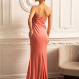 Derin Yaka ve Dekoratif Broş Detaylı Zarif Abiye Elbise – Şeftali