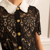 Kısa Kollu ve Kontrast Yakalı Çiçek Desenli Dantel Elbise - Siyah