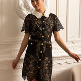 Kısa Kollu ve Kontrast Yakalı Çiçek Desenli Dantel Elbise - Siyah