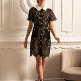 Kısa Kollu ve Kontrast Yakalı Çiçek Desenli Dantel Elbise