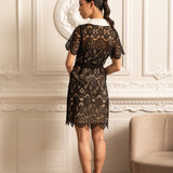 Kısa Kollu ve Kontrast Yakalı Çiçek Desenli Dantel Elbise - Siyah
