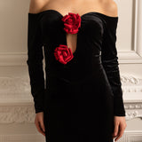 Derin Yakalı ve Kırmızı Gül Vurguları Olan Omuzları Açık Kadife Elbise - Siyah