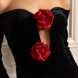 Derin Yakalı ve Kırmızı Gül Vurguları Olan Omuzları Açık Kadife Elbise - Siyah