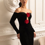 Derin Yakalı ve Kırmızı Gül Vurguları Olan Omuzları Açık Kadife Elbise - Siyah