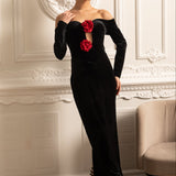 Derin Yakalı ve Kırmızı Gül Vurguları Olan Omuzları Açık Kadife Elbise - Siyah