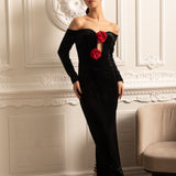 Derin Yakalı ve Kırmızı Gül Vurguları Olan Omuzları Açık Kadife Elbise - Siyah