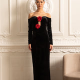 Derin Yakalı ve Kırmızı Gül Vurguları Olan Omuzları Açık Kadife Elbise - Siyah