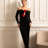 Derin Yakalı ve Kırmızı Gül Vurguları Olan Omuzları Açık Kadife Elbise - Siyah