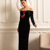 Derin Yakalı ve Kırmızı Gül Vurguları Olan Omuzları Açık Kadife Elbise - Siyah