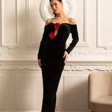 Derin Yakalı ve Kırmızı Gül Vurguları Olan Omuzları Açık Kadife Elbise - Siyah