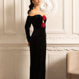 Derin Yakalı ve Kırmızı Gül Vurguları Olan Omuzları Açık Kadife Elbise - Siyah