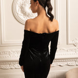 Derin Yakalı ve Kırmızı Gül Vurguları Olan Omuzları Açık Kadife Elbise - Siyah