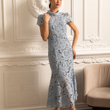 Yüksek Yakalı ve Midi Etekli Çiçek Desenli Dantel Elbise