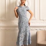 Yüksek Yakalı ve Midi Etekli Çiçek Desenli Dantel Elbise