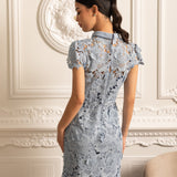 Yüksek Yakalı ve Midi Etekli Çiçek Desenli Dantel Elbise