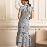 Yüksek Yakalı ve Midi Etekli Çiçek Desenli Dantel Elbise