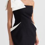 Beyaz Vurgulara Sahip Tek Omuzlu Fit Elbise