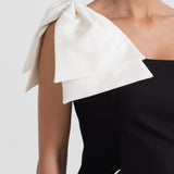 Beyaz Vurgulara Sahip Tek Omuzlu Fit Elbise