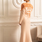 3D Kontrast Çiçekli Omuz ve Sırt Aksesuarlı Uzun Palto - Şeftali