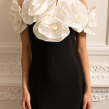 Büyük Beyaz Çiçek Süslemeli Gömme Elbise - Siyah