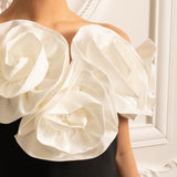 Büyük Beyaz Çiçek Süslemeli Gömme Elbise - Siyah