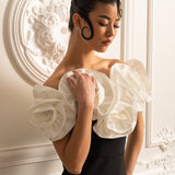 Büyük Beyaz Çiçek Süslemeli Gömme Elbise - Siyah