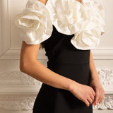 Büyük Beyaz Çiçek Süslemeli Gömme Elbise - Siyah