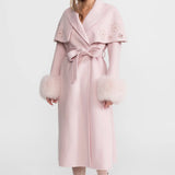 Pembe Tilki Kürklü ve Pelerin Detaylı İşlemeli Yün Kaban