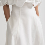 Büyük Kumaş Çiçek Desenli Omuzları Açık Midi Elbise - Beyaz