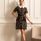 Kısa Kollu ve Kontrast Yakalı Çiçek Desenli Dantel Elbise - Siyah