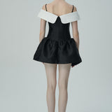 Beyaz Omuzları Açık Yakalı Siyah Saten Mini Elbise