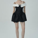 Beyaz Omuzları Açık Yakalı Siyah Saten Mini Elbise