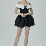 Beyaz Omuzları Açık Yakalı Siyah Saten Mini Elbise