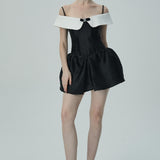 Beyaz Omuzları Açık Yakalı Siyah Saten Mini Elbise