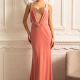 Derin Yakalı ve Dekoratif Broş Aksanlı Zarif Elbise