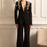 Taş Detaylı Ceket ve Uyumlu Bol Paça Pantolondan Oluşan Zarif Takım – Siyah