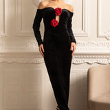Derin Yakalı ve Kırmızı Gül Vurguları Olan Omuzları Açık Kadife Elbise - Siyah