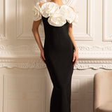 Büyük Beyaz Çiçek Süslemeli Gömme Elbise - Siyah