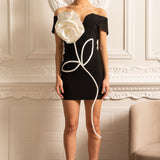 Büyük Beyaz Çiçek Aplikeli Kapalı Omuz Mini Elbise - Siyah