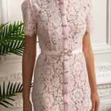 Düğme Detaylı ve Dilimli Dantel Etek Uçlu Elegant Çiçek Dantelli Elbise – Pudra Pembe